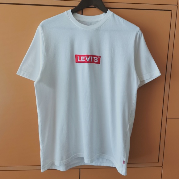 LEVI’S® CHEST BOXTAB LOGO TEE SHIRT - (M) - Picture 3 of 10